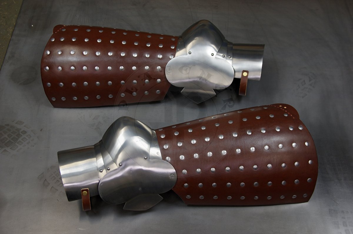 Przejciowe osony ng wykonane ze stali redniowglowej oraz utwardzanej woskiem skry, druga poowa XIV wieku./Transitional leg harness made from medium carbon steel and wax boiled leather, second half of XIV c.